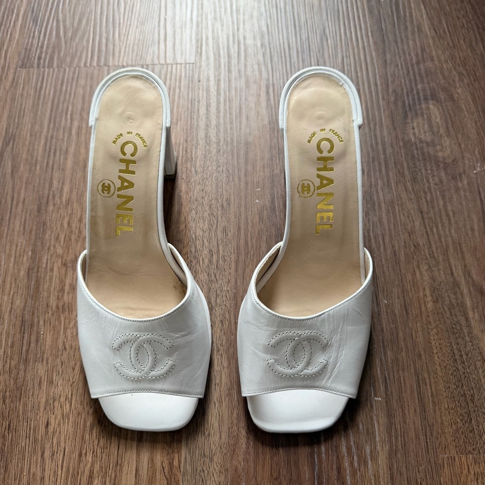 Authentic vintage 90’s CHANEL White Leather Open-Toe Mules with CC Logo